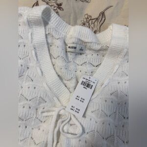 Hollister Women's V-Neck Sweater in White